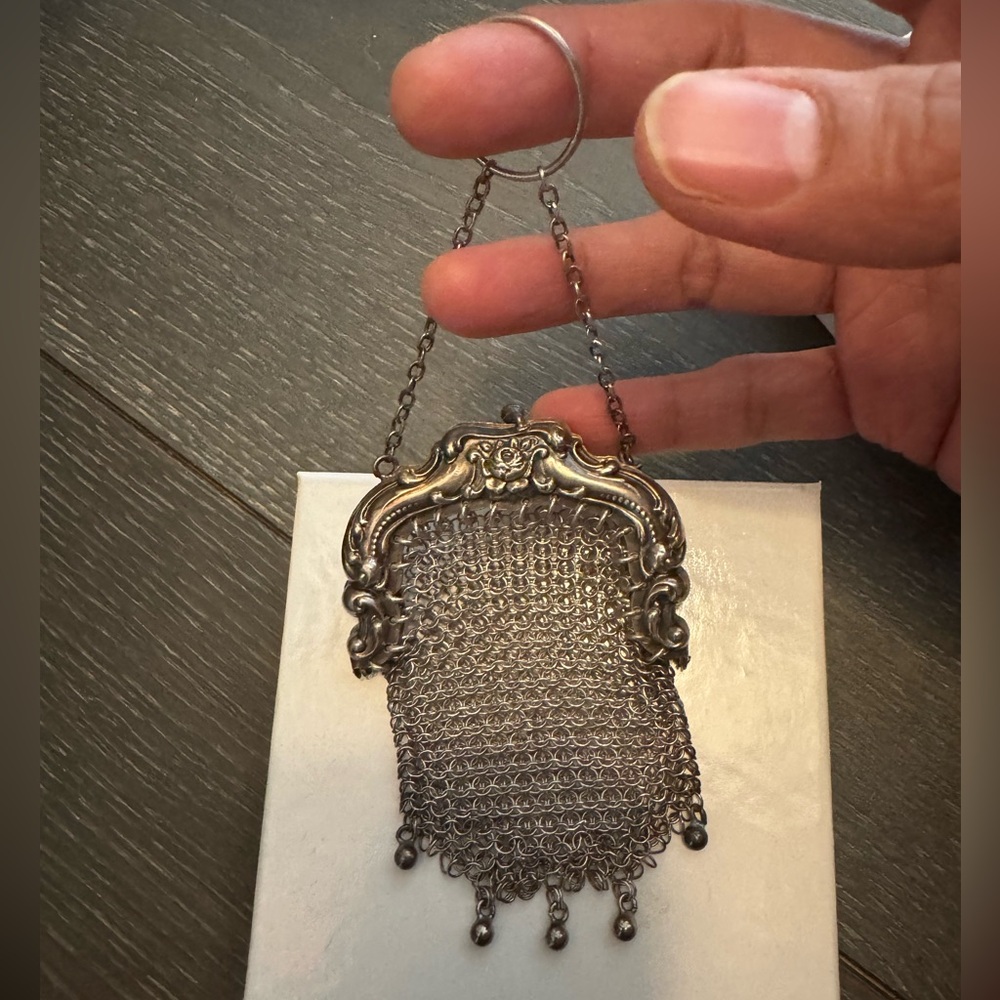 VINTAGE STERLING SILVER COIN MESH PURSE FLAPPER.